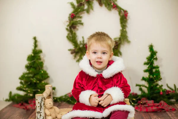 Kleiner Netter Junge Als Weihnachtsmann Verkleidet Einem Weihnachtlich Dekorierten Raum — Stockfoto