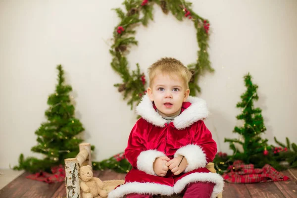 Menino Bonito Vestido Papai Noel Quarto Decorado Para Natal Natal — Fotografia de Stock