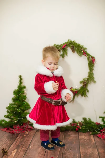 クリスマスのために装飾された部屋でサンタクロースの服を着た小さなかわいい男の子 クリスマスと子供たち — ストック写真