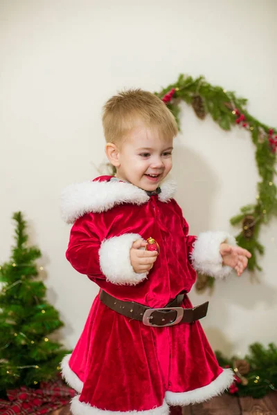 Маленький Милий Хлопчик Одягнений Санта Клаус Кімнаті Прикрашеній Різдво Різдво — стокове фото
