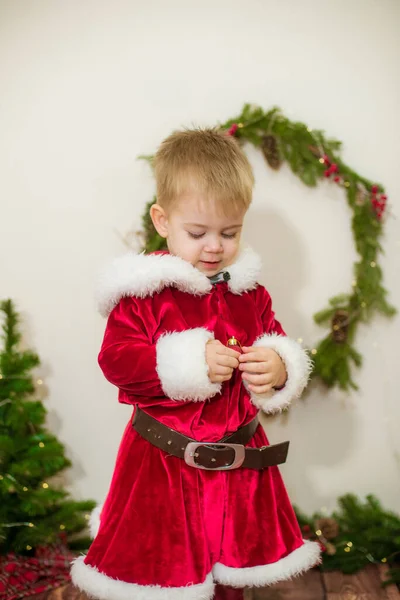 圣诞节装饰的房间里 一个可爱的小男孩打扮成圣诞老人 圣诞节和儿童 — 图库照片