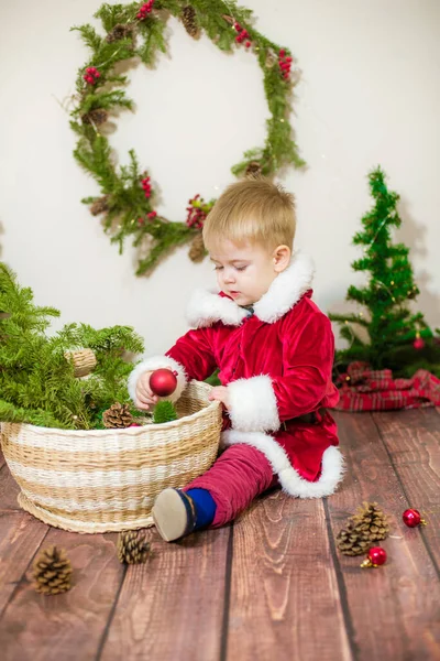 Menino Bonito Vestido Papai Noel Quarto Decorado Para Natal Natal — Fotografia de Stock