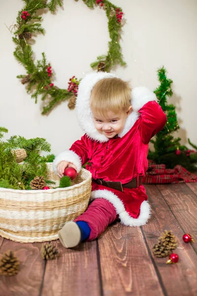Μικρό Χαριτωμένο Αγόρι Ντυμένος Άγιος Βασίλης Ένα Δωμάτιο Διακοσμημένο Για — Φωτογραφία Αρχείου