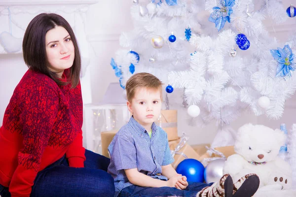 Eine Junge Mutter Mit Dunklen Haaren Und Ihrem Sohn Neben — Stockfoto