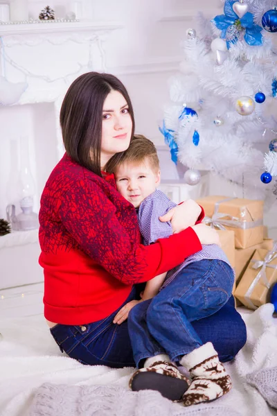 Eine Junge Mutter Mit Dunklen Haaren Und Ihrem Sohn Neben — Stockfoto