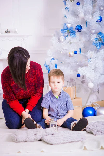 Eine Junge Mutter Mit Dunklen Haaren Und Ihrem Sohn Neben — Stockfoto