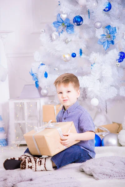 Mignon Garçon Dans Une Chemise Bleue Avec Cadeau Main Près — Photo