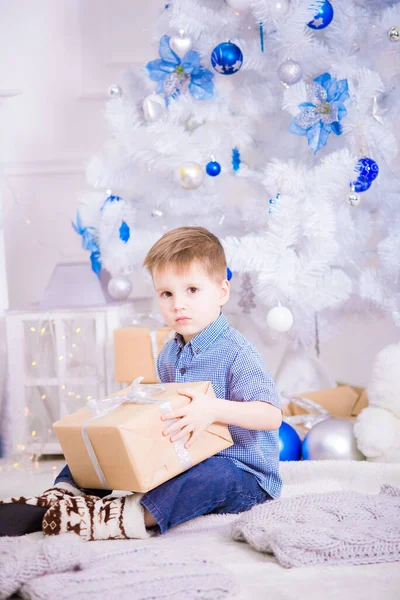 Carino Ragazzo Camicia Blu Con Regalo Mano Vicino Albero Natale — Foto Stock