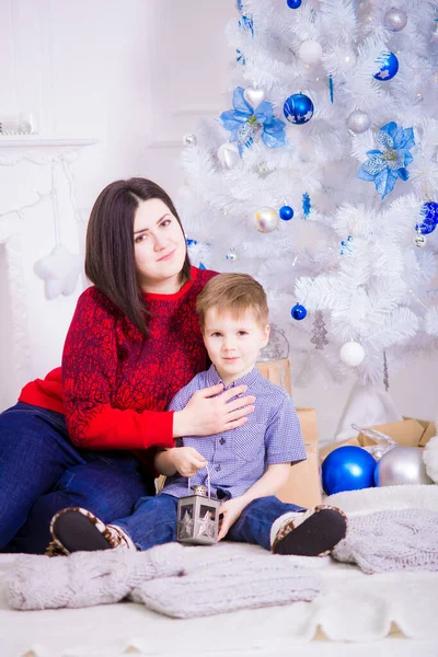 Eine Junge Mutter Mit Dunklen Haaren Und Ihrem Sohn Neben — Stockfoto