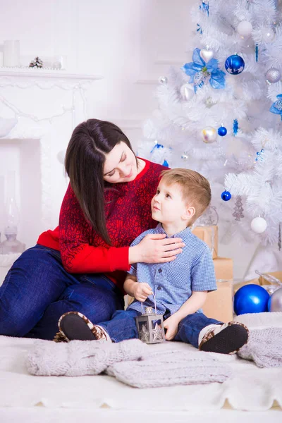 Eine Junge Mutter Mit Dunklen Haaren Und Ihrem Sohn Neben — Stockfoto