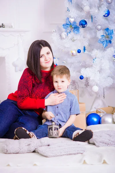 Eine Junge Mutter Mit Dunklen Haaren Und Ihrem Sohn Neben — Stockfoto