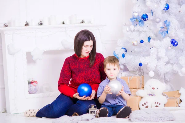 Eine Junge Mutter Mit Dunklen Haaren Und Ihrem Sohn Neben — Stockfoto