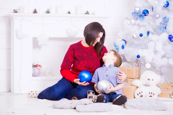 Eine Junge Mutter Mit Dunklen Haaren Und Ihrem Sohn Neben — Stockfoto