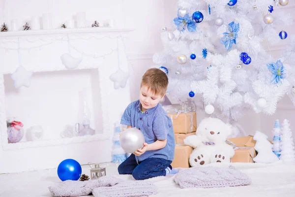 Симпатичный Мальчик Голубой Рубашке Возле Белой Елки Комнате Украшенной Рождество — стоковое фото