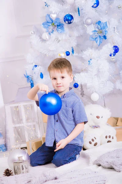 Mignon Garçon Dans Une Chemise Bleue Près Arbre Noël Blanc — Photo