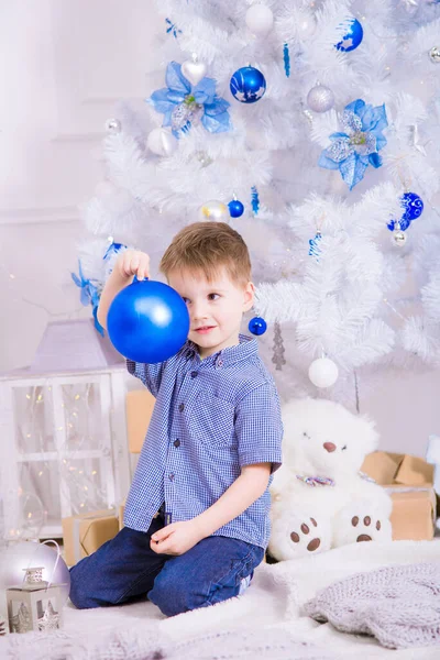 Mignon Garçon Dans Une Chemise Bleue Près Arbre Noël Blanc — Photo