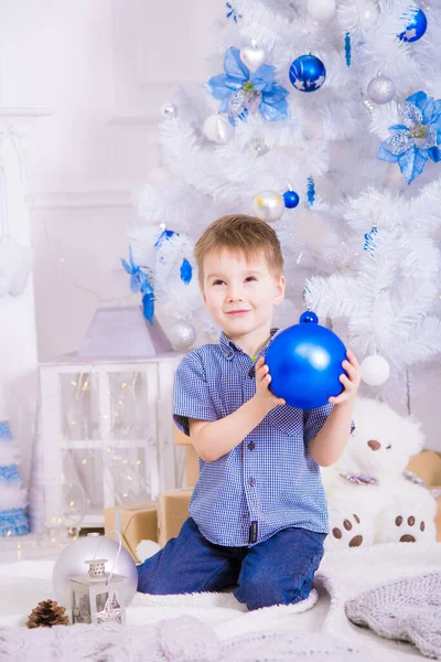 Menino Bonito Uma Camisa Azul Perto Uma Árvore Natal Branca — Fotografia de Stock