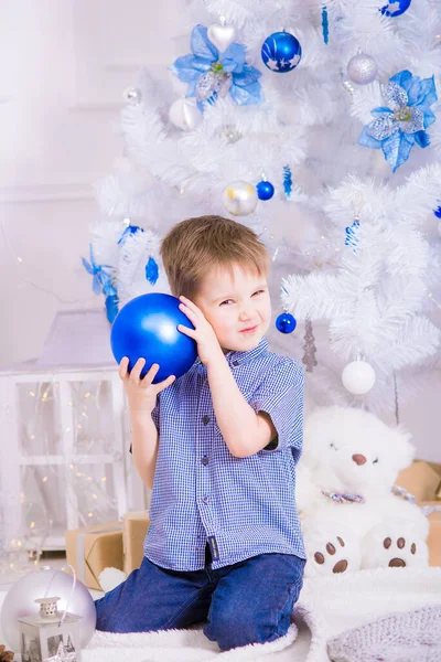 Leuke Jongen Een Blauw Shirt Buurt Van Een Witte Kerstboom — Stockfoto