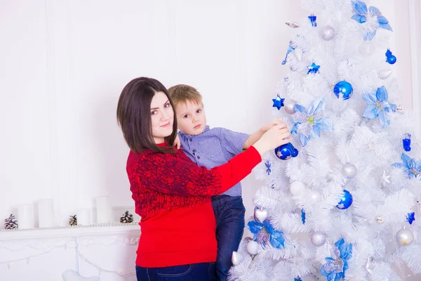 Mladá Matka Tmavými Vlasy Synem Bílého Vánočního Stromku Pokoji Vyzdobeném — Stock fotografie