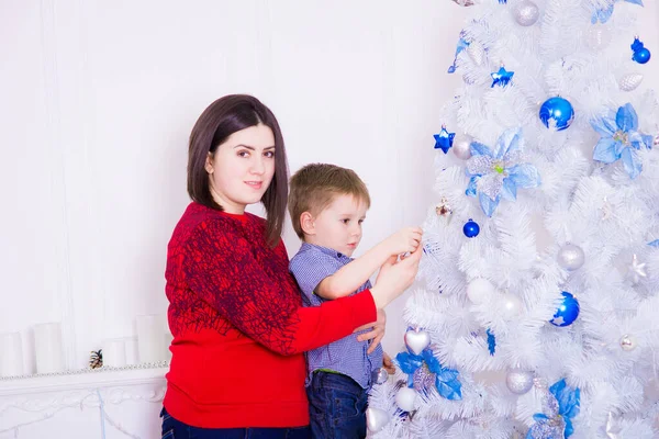 Mladá Matka Tmavými Vlasy Synem Bílého Vánočního Stromku Pokoji Vyzdobeném — Stock fotografie