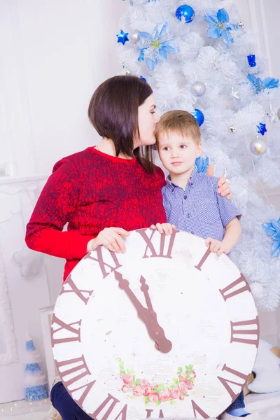 Mladá Matka Tmavými Vlasy Synem Bílého Vánočního Stromku Velkými Hodinami — Stock fotografie
