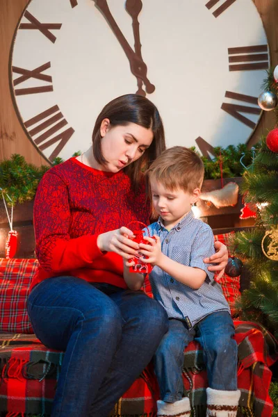 Eine Junge Mutter Mit Dunklen Haaren Und Einem Sohn Weihnachtsbaum — Stockfoto