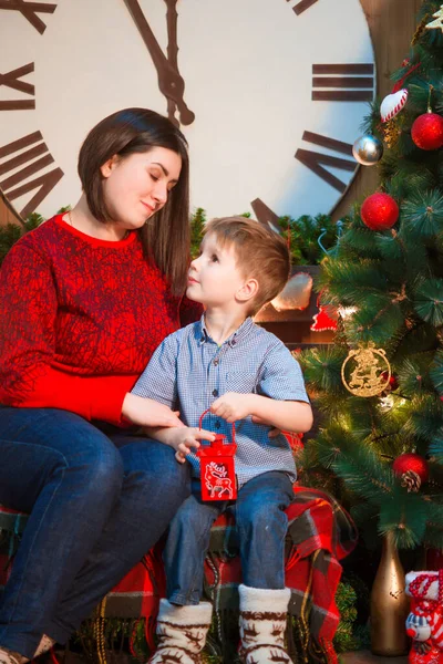 Une Jeune Mère Aux Cheveux Bruns Fils Près Sapin Noël — Photo