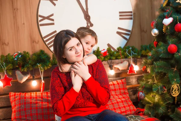 Une Jeune Mère Aux Cheveux Bruns Fils Près Sapin Noël — Photo