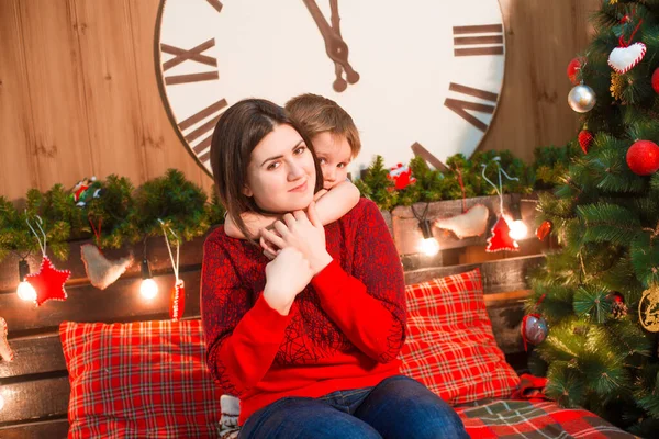 Eine Junge Mutter Mit Dunklen Haaren Und Einem Sohn Weihnachtsbaum — Stockfoto