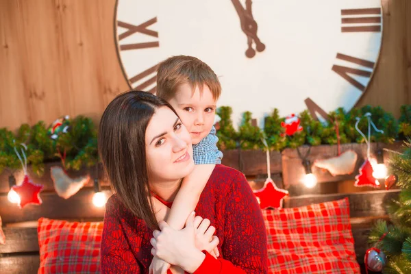 Eine Junge Mutter Mit Dunklen Haaren Und Einem Sohn Weihnachtsbaum — Stockfoto