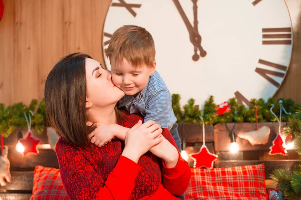 Une Jeune Mère Aux Cheveux Bruns Fils Près Sapin Noël — Photo