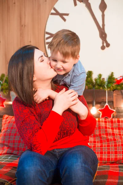 Mladá Matka Tmavými Vlasy Syn Vánočního Stromku Pokoji Vyzdobeném Vánocům — Stock fotografie