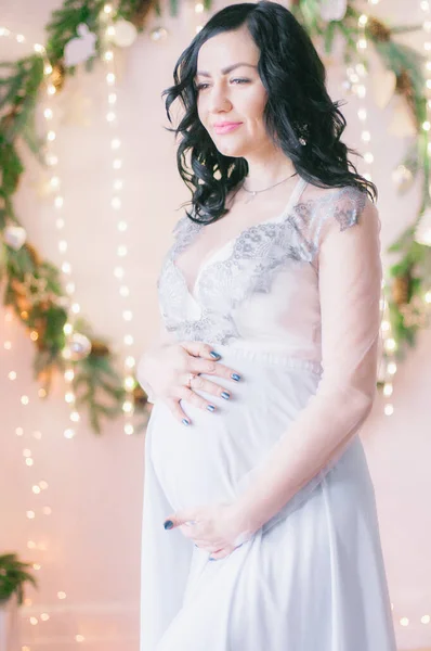 Mladá Těhotná Žena Tmavými Vlasy Vzdušných Šatech Místnosti Zdobené Borovicovými — Stock fotografie