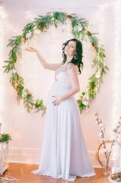 Młoda Kobieta Ciąży Ciemnymi Włosami Przewiewnej Sukience Pokoju Ozdobionym Igłami — Zdjęcie stockowe