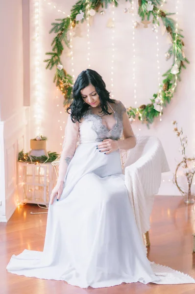 Jovem Grávida Com Cabelos Escuros Vestido Arejado Quarto Decorado Com — Fotografia de Stock