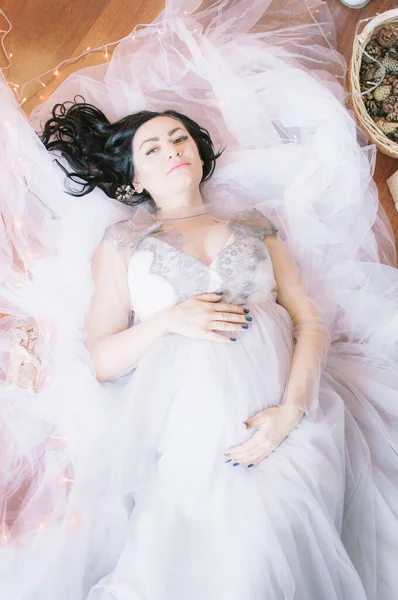 Junge Schwangere Frau Mit Dunklen Haaren Luftiger Kleidung Einem Raum — Stockfoto