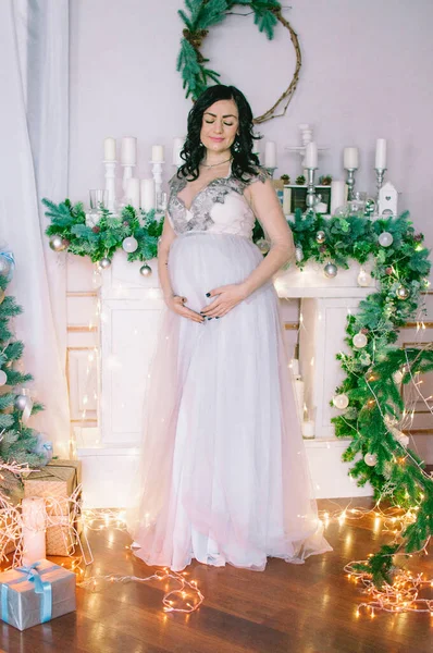 Młoda Kobieta Ciąży Ciemnymi Włosami Przewiewnej Sukience Pokoju Ozdobionym Igłami — Zdjęcie stockowe
