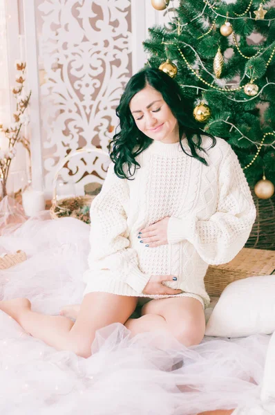 Mladá Těhotná Žena Tmavými Vlasy Bílém Útulném Pleteném Svetru Vánočního — Stock fotografie