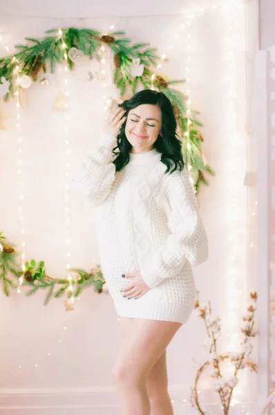 Young Pregnant Woman Dark Hair White Cozy Knitted Sweater Room — Stock Photo, Image