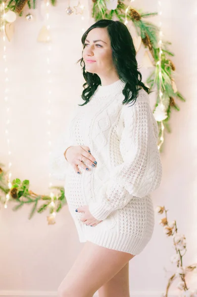 Jonge Zwangere Vrouw Met Donker Haar Een Witte Knusse Gebreide — Stockfoto