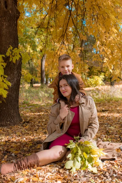 Una Giovane Madre Con Capelli Scuri Impermeabile Autunnale Beige Con — Foto Stock