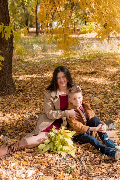 Eine Junge Mutter Mit Dunklen Haaren Beigen Herbst Regenmantel Mit — Stockfoto