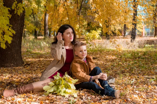 Young Mother Dark Hair Beige Autumn Raincoat Her Son Sunny — Stock Photo, Image