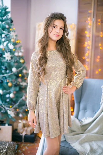 크리스마스를 복장으로 장식된 방에서 곱슬머리를 귀여운 크리스마스 기분이야 아름다움 — 스톡 사진