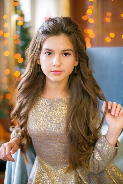 Ένα Χαριτωμένο Έφηβο Κορίτσι Μακριά Σγουρά Μαλλιά Ένα Λαμπερό Φόρεμα — Φωτογραφία Αρχείου