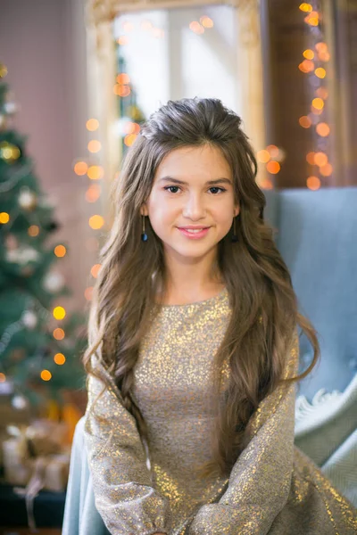 Uma Menina Adolescente Bonito Com Cabelos Longos Encaracolados Vestido Brilhante — Fotografia de Stock