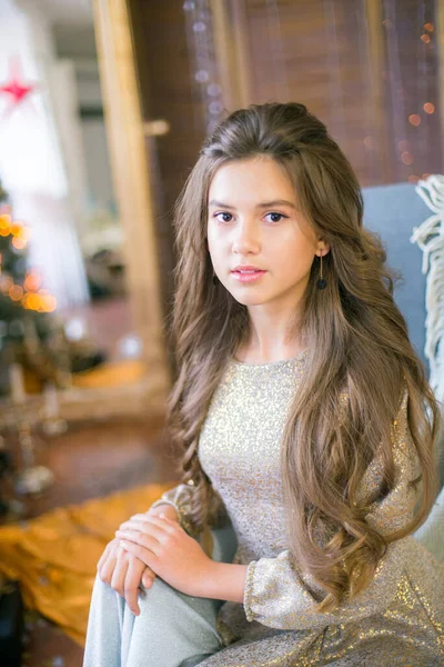 Uma Menina Adolescente Bonito Com Cabelos Longos Encaracolados Vestido Brilhante — Fotografia de Stock