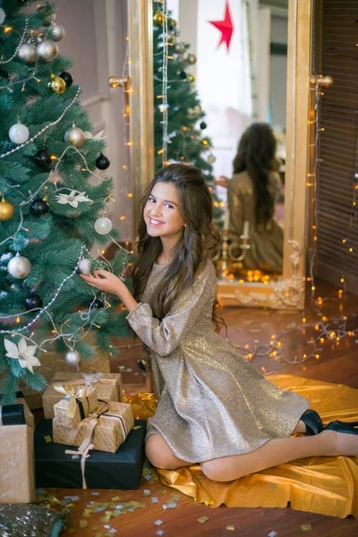 Uma Menina Adolescente Bonito Com Cabelos Longos Encaracolados Vestido Brilhante — Fotografia de Stock