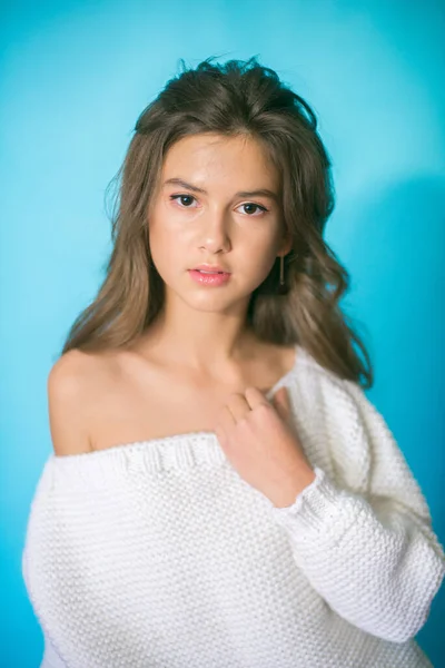 Uma Menina Adolescente Bonito Com Cabelo Escuro Longo Jeans Moda — Fotografia de Stock