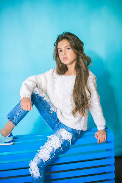 Une Jolie Adolescente Aux Longs Cheveux Foncés Jeans Tendance Pull — Photo